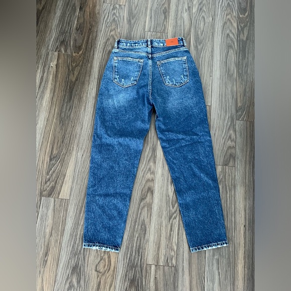Brand new Zara blue mom jeans size 4 ** zipper needs to be fixed - Picture 3 of 3